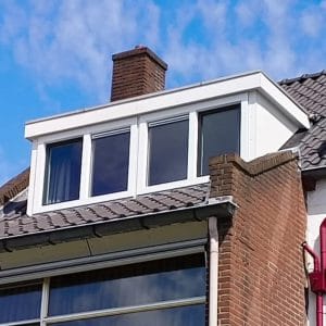 Op maat gemaakte dakkapel geplaatst door Nikozijn, zorgt voor extra ruimte, licht en ventilatie op zolder.