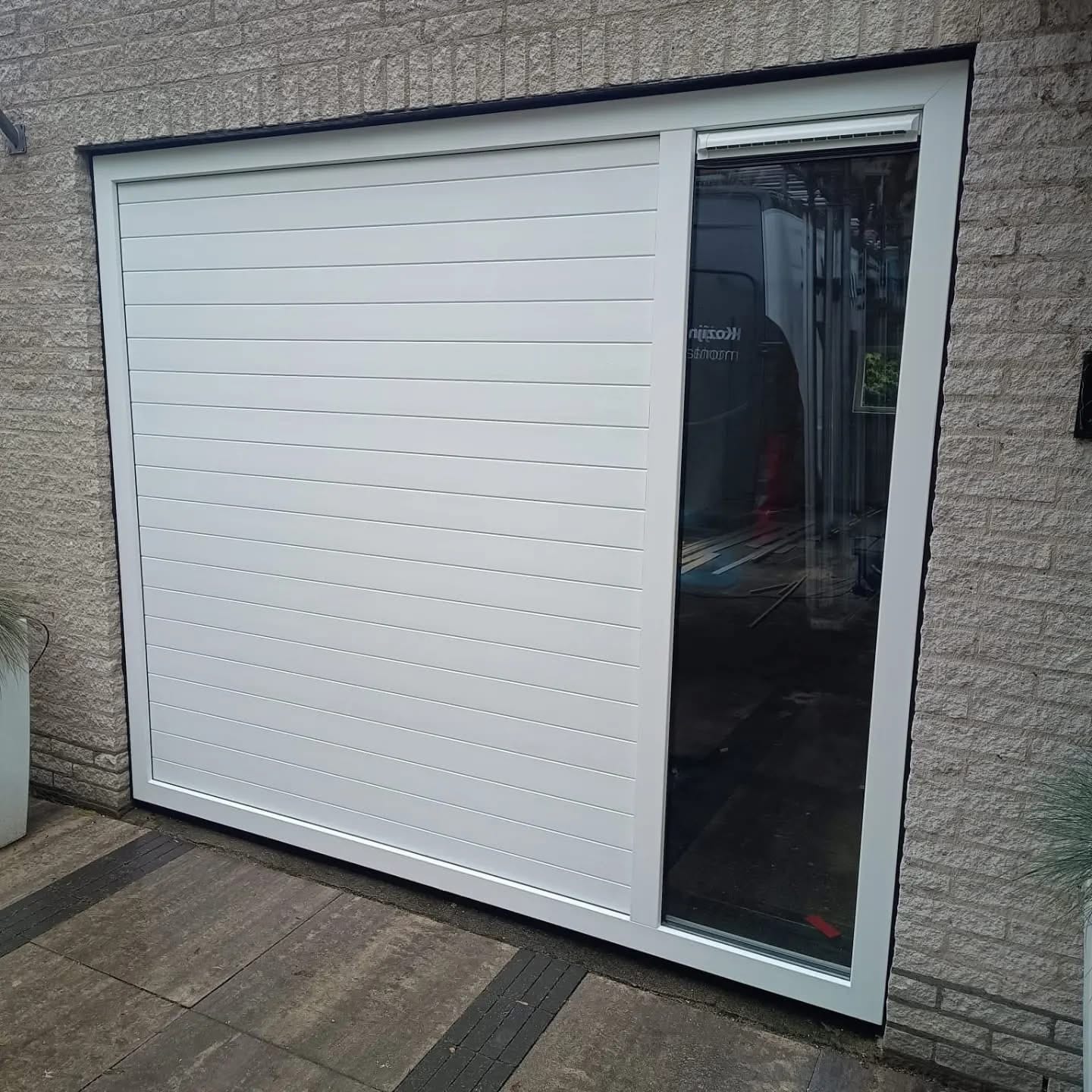 Op maat gemaakt rolluik geïnstalleerd door Nikozijn, biedt privacy, veiligheid en isolatie voor ramen of garage