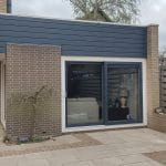 Moderne kunststof schuifpui met grote glaspartijen voor veel natuurlijk licht