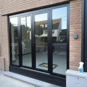 Energiezuinige kunststof kozijnen met dubbel glas voor optimale isolatie en onderhoudsvrij wooncomfort.