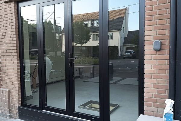Energiezuinige kunststof kozijnen met dubbel glas voor optimale isolatie en onderhoudsvrij wooncomfort.