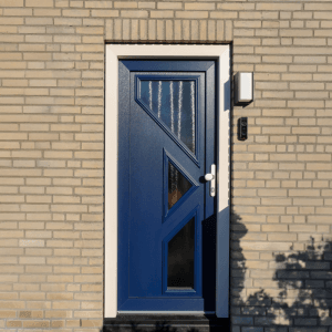 Moderne kunststof buitendeur met strak design en hoge inbraakveiligheid.